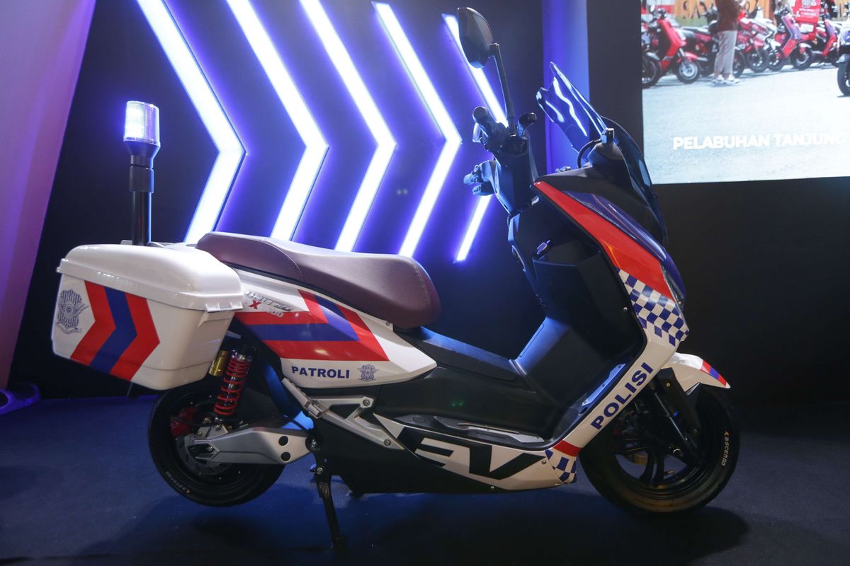 United TX3000 dibalut livery ala motor polisi dipajang di Indonesia International Motor Show (IIMS) 2023 di JIExpo, Kemayoran, Jakarta Pusat, Minggu (19/2/2023).