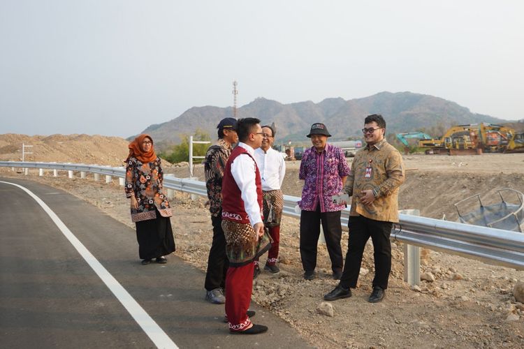 Bupati Kediri Hanindhito Himawan Pramana saat mengecek pembangunan Tol Kediri-Kertosono beberapa waktu lalu.
