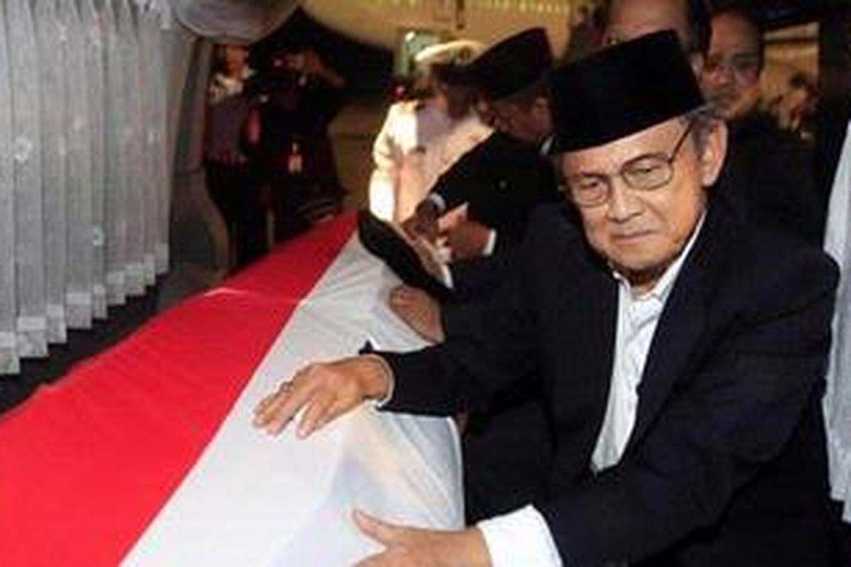 Mantan Presiden RI ke-3, BJ Habibie mendampingi jenazah istrinya Hasri Ainun Habibie Besari yang baru tiba dari Jerman di Bandara Halim Perdanakusuma, Jakarta Timur, Selasa (25/5/2010). Jenazah kemudian disemayamkan di rumah duka Jalan Patra Kuningan 13, Jakarta Selatan dan langsung dikembumikan di TMP Kalibata pada pukul 11.00 BBWI siang ini. 