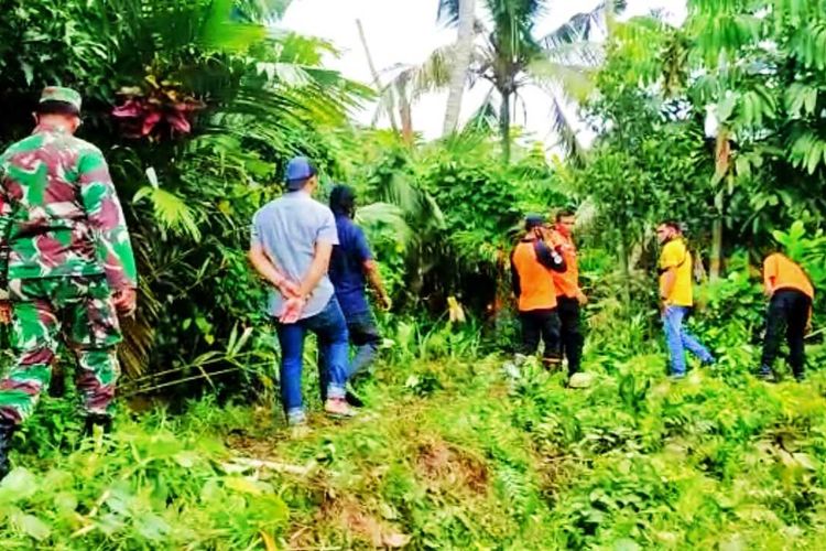 Petugas gabungan mencari bocah tiga tahun yang diduga hanyut di parit di Datuok Tabano, Kecamatan Bangkinang Kota, Kabupaten Kampar, Riau, Senin (22/3/2021).