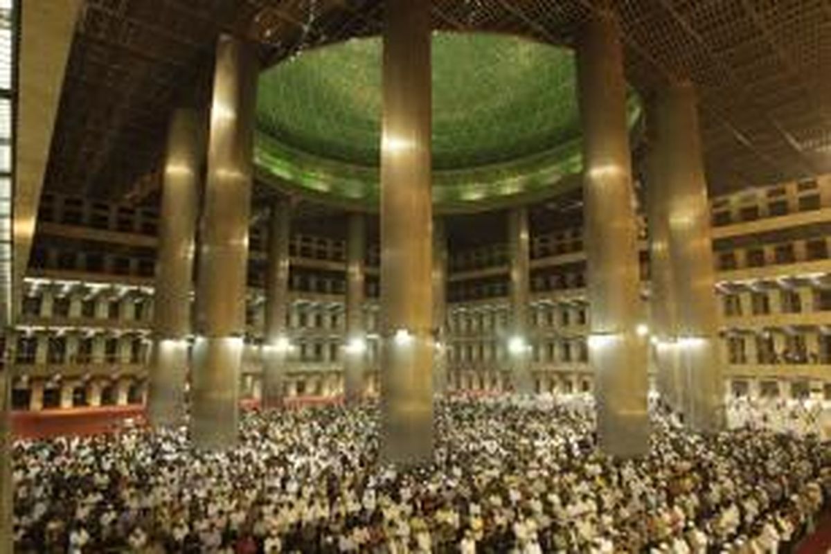 Umat muslim menjalankan ibadah shalat tarawih di Masjid Istiqlal, Jakarta, Selasa (9/7/2013). Pemerintah menetapkan puasa atau 1 Ramadhan 1434 Hijriah jatuh pada Rabu, 10 Juli 2013.