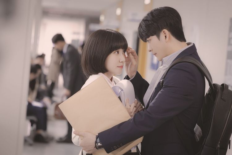 Woo Young Woo (kiri), diperankan oleh aktris Park Eun Bin, dalam sebuah adegan dengan Lee Joon Ho (Kang Tae Oh) di drama Extraordinary Attorney Woo.