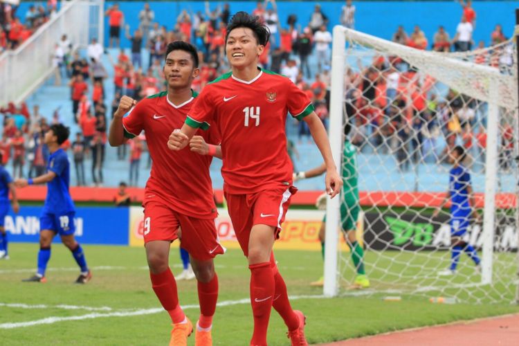 Penyerang timnas U-19 Indonesia, Feby Eka, melakukan selebrasi setelah mencetak gol pada laga perebutan tempat ketiga Piala AFF U-19 melawan timnas Thailand, di Stadion Deltras Sidoarjo, Sabtu (14/7/2018).