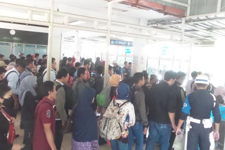 Para penumpang KRL Commuter Line yang hendak keluar melewati gate elektronik yang ada di Stasiun Tebet, Senin (30/11/2015)