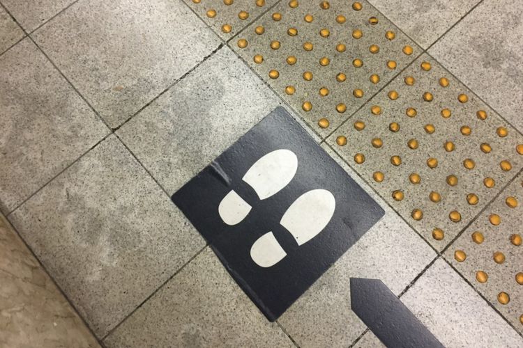 Tanda pada lantai peron stasiun di Jepang yang berfungsi sebagai pembatas masyarakat untuk berdiri dan menunggu. Pada bagian depannya terdapat guidance block yang ditujukan bagi penyandang disabilitas.