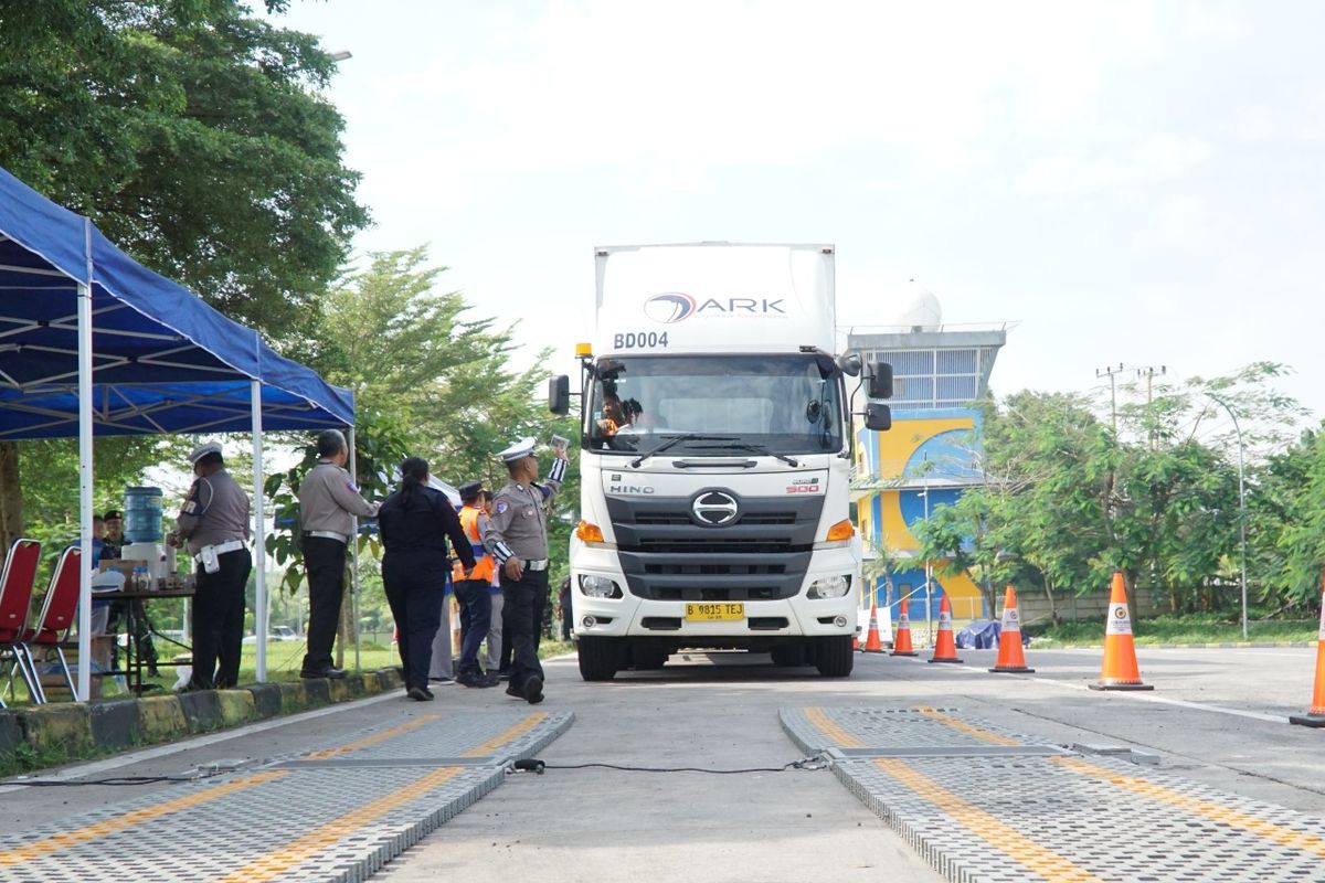 Jasa Marga menggelar sosialisasi bahaya kendaraan Over Dimension & Over Loading (ODOL) di Rest Area KM 88 Tol Cipularang pada Selasa (17/6/2025).