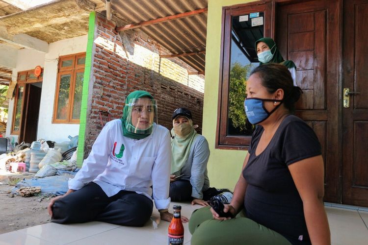 Titik Masudah, kontestan Pilkada Kabupaten Mojokerto nomor urut 3. Calon wakil bupati itu melakukan kampanye tatap muka dengan cara mendatangi rumah-rumah warga di wilayah Dlanggu, Kabupaten Mojokerto, Sabtu (3/10/2020).