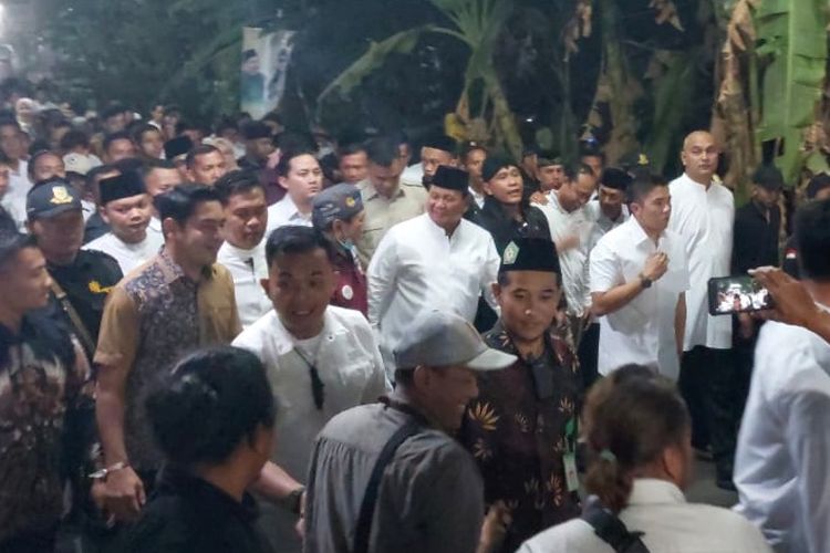 Prabowo Subianto saat berjalan kaki dari Ponpes Ora Aji menuju lokasi Orasi dan Konser Kebangsaan di Lapangan Temanggal, Kalasan, Sleman.