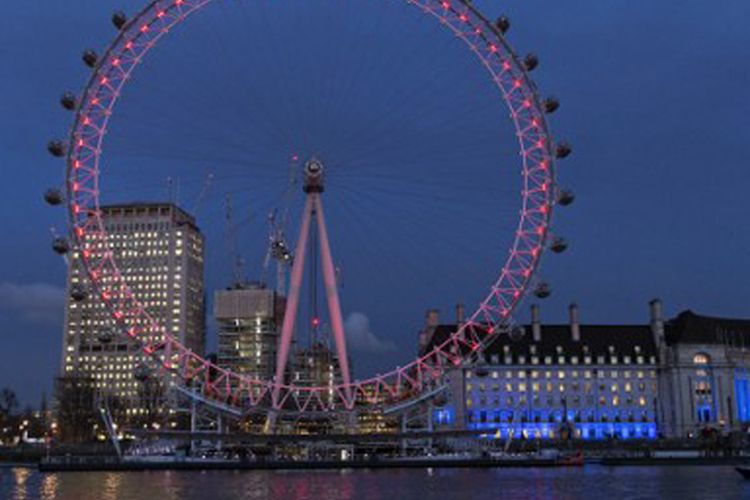 Wisawatan yang berada di London Eye, sebuah ikon wisata di Kota London yang berputar di sisi Sungai Thames, menjadi saksi serangan teror yang terjadi di depan Gedung Parlemen Inggris, Rabu (22/3/2017).  