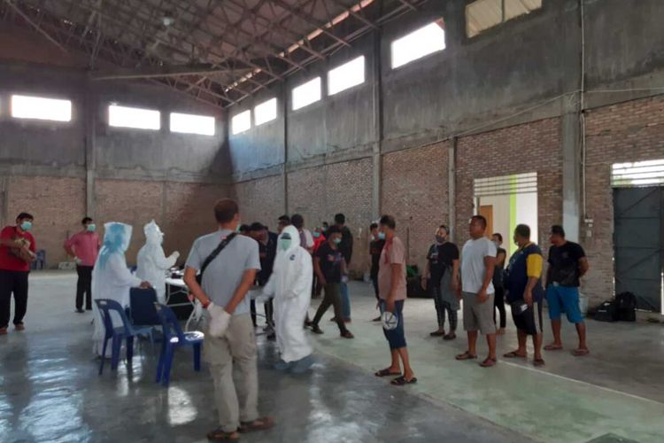 Tim Gugus Tugas Pecegahan Covid-19 Tanjung Balai mengamankan 20 orang tenaga kerja Indonesia (TKI) ilegal dari Malaysia di pelabuhan swasta/tangkahan milik H. Uli Buah Jalan Masjid Keramat Kubah, Kelurahan Keramat Kubah, Kecamatan Sei Tualang Raso, Kota Tanjungbalai. Mereka juga diminta untuk membuang pakaian yang sebelumnya dipakai dalam perjalanan untuk menghindari Covid-19.