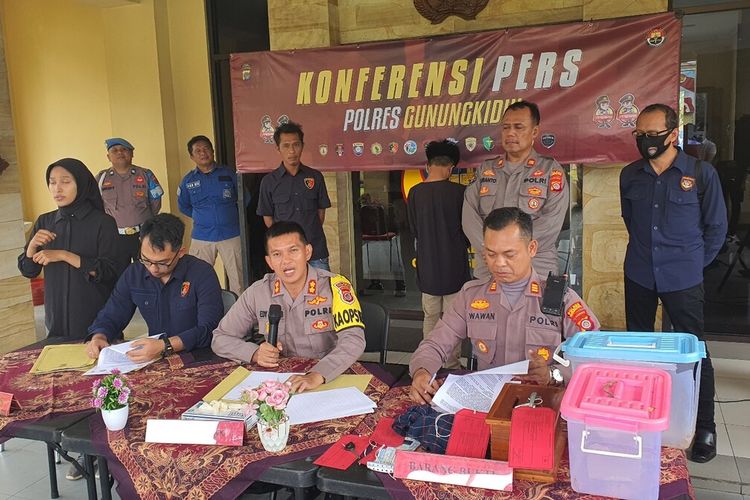 Kapolres Gunungkidul AKBP Edy Bagus Sumanti (megang mikrofon) di Mapolres Gunungkidul, menunjukkan AS (kaos hitam membelakangi kamera) tersangka kasus pencurian di 69 lokasi. Kamis (16/2/2023)