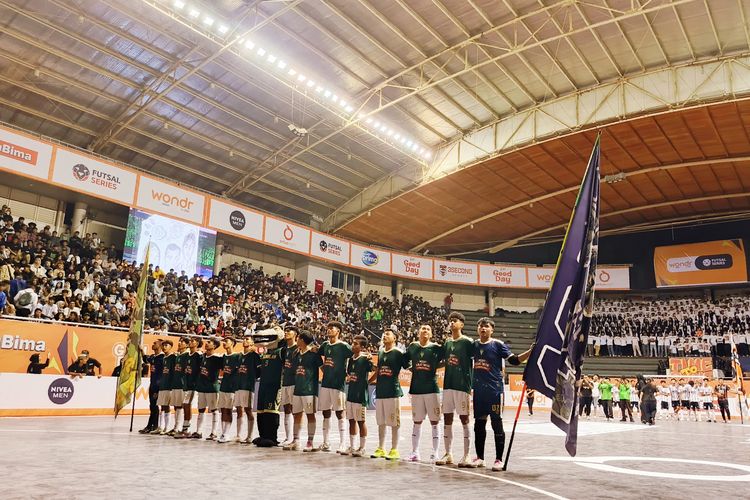 Nyanyi bersama suporter usai laga turnamen futsal antar pelajar SMU/SMK se-Surabaya yang bertajuk Wondr Futsal Series 2025 di Jawapos Arena Surabaya, Jawa Timur, Selasa (29/7/2025) malam.