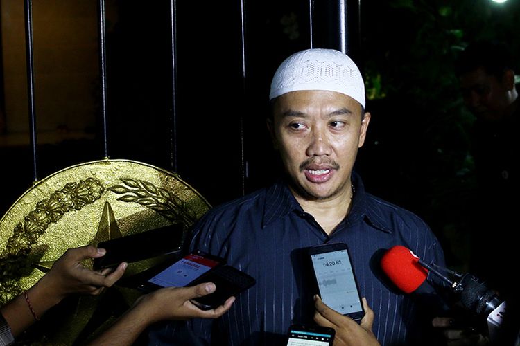 Menpora Imam Nahrawi memberikan keterangan kepada wartawan terkait penetapan dirinya sebagai tersangka baru kasus dugaan korupsi oleh KPK di Widya Chandra III, Jakarta, Rabu (18/9/2019). KPK menetapkan Imam Nahrawi sebagai tersangka kasus dugaan suap pemberian dana hibah KONI.