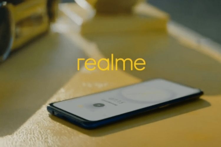 Ilustrasi ponsel Realme X di bawah logo Realme