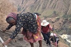 Viral, Aksi Seorang Nenek Mendaki Gunung Rinjani