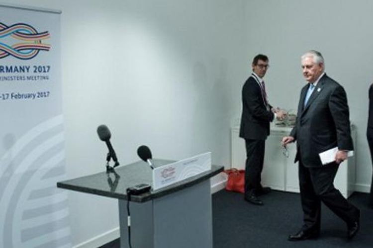 Menteri Luar Negeri Amerika Serikat Rex Tillerson saat akan memberikan keterangan pers usai pertemuan dengan Menteri Luar Negeri Rusia di the World Conference Center, Bonn, Jerman, Kamis (16/2/2017).
