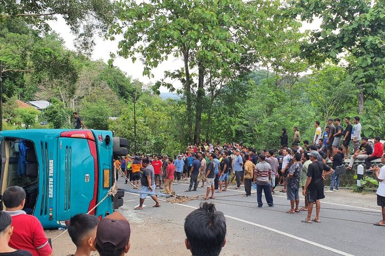 Evakuasi bus Pariwisata di Jalan Dlingo- Imogiri, Bantul, DI Yogyakarta. Kamis (8/2/2024)