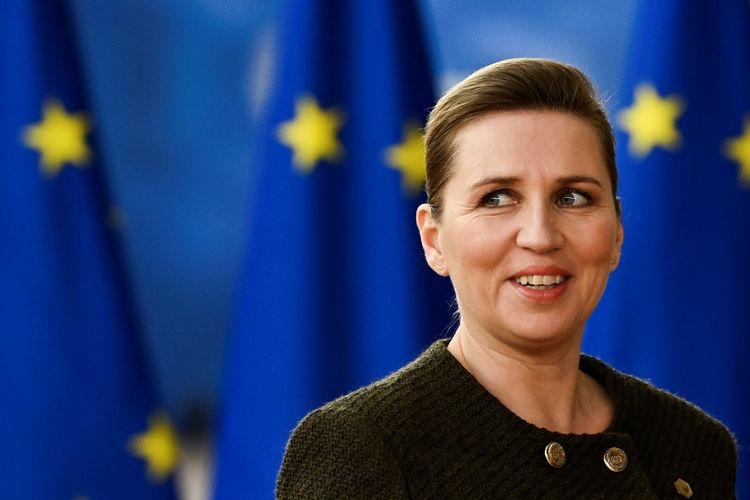 Perdana Menteri Denmark Mette Frederiksen tiba untuk menghadiri pertemuan puncak di parlemen Uni Eropa di Brussel, pada 9 Februari 2023. Pada Selasa (28/2/2023), parlemen Denmark mengesahkan undang-undang kontroversial untuk menghapuskan hari libur umum guna memberikan lebih banyak uang untuk militernya.