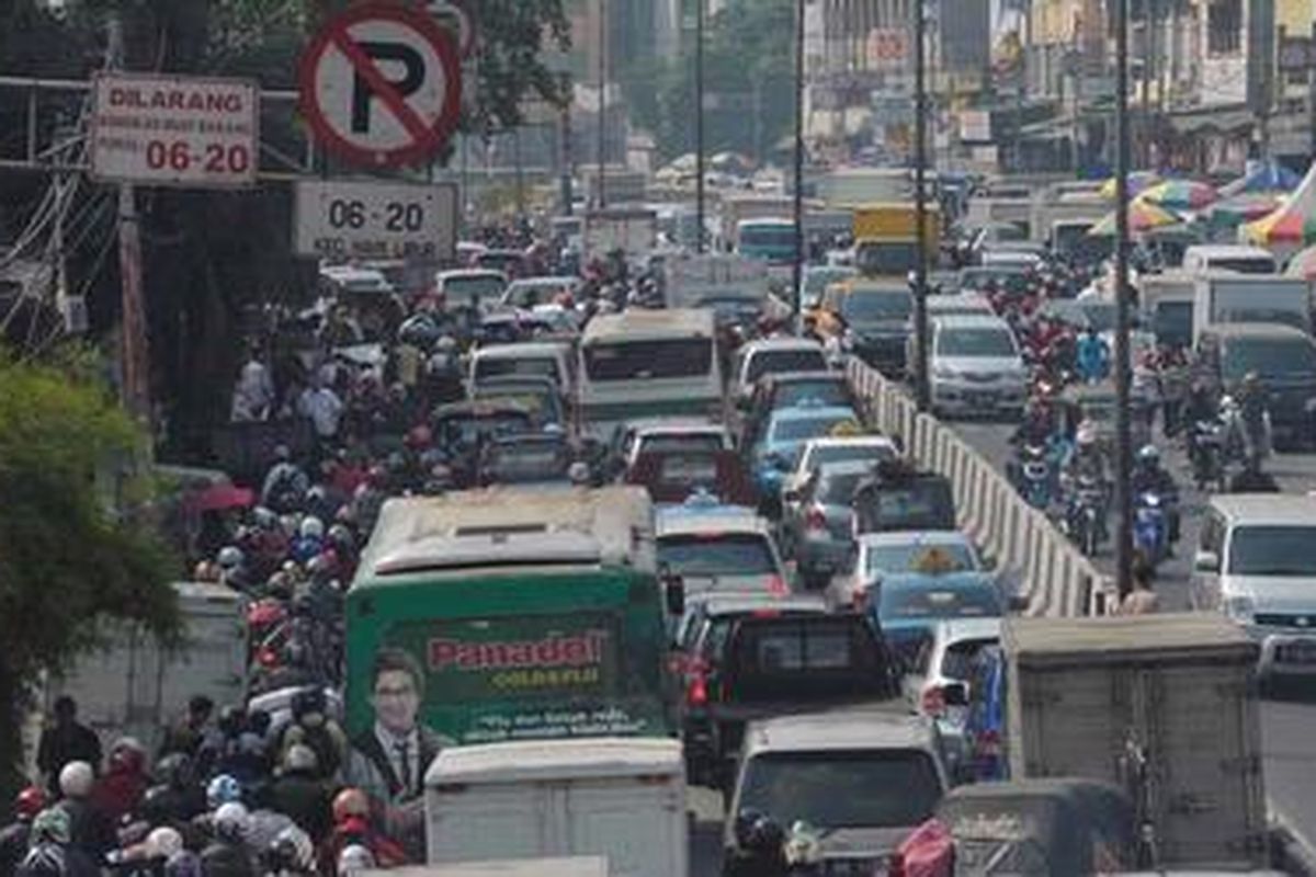 Kemacetan lalu-lintas menuju Tanah Abang dari arah Casablanca, Kamis (19/7/2012) ini.