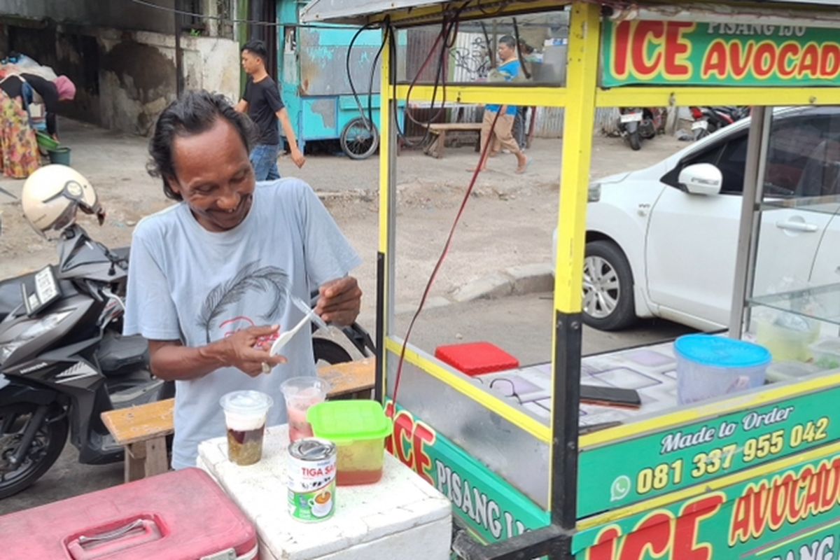 Faiz Tosal saat ditemuai pada Senin (24/2/2025). Faiz merupakan pedagang bubur kacang ijo di Surabaya yang jago bahasa asing (Inggris dan Jepang) yang dipelajari saat kerja di Bali.