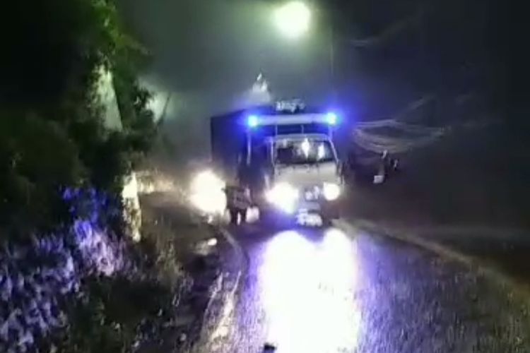 Kondisi lalulintas di jalur Gumitir Banyuwangi, Sabtu (8/7/2023) malam.