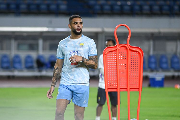 Bintan Persib Bandung Layvin Kurzawa dipersiapkan dalam latihan menatap laga melawan Persik Kediri di pekan ke-25 Super League 2025-2026, Senin (9/3/2026) di Gelora Bandung Lautan Api (GBLA). 