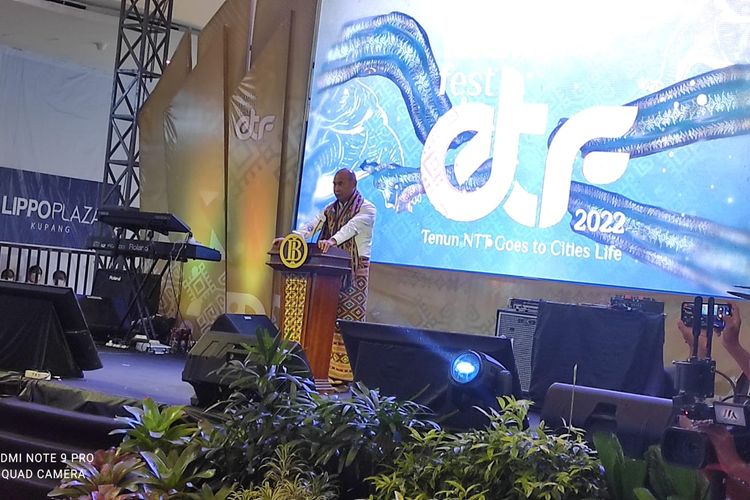 Gubernur NTT Viktor Bungtilu Laiskodat, saat kegiatan Exotic Tenun Fest yang digelar Bank Indonesia Provinsi NTT di Lipo Plaza Kupang, Jumat (12/8/2022)
