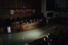 Gelap-gelapan, Mati Listrik, dan Hujan Angin Saat Rapat Paripurna di DPRD Solo yang Dihadiri Gibran