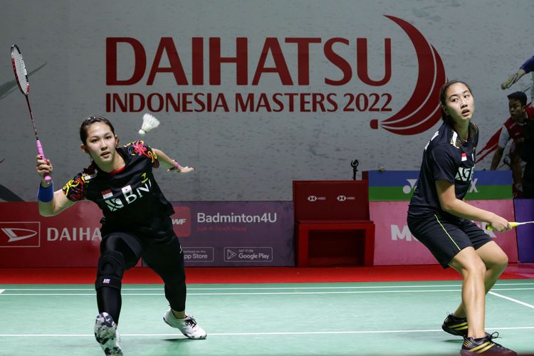 Pasangan ganda putri Indonesia Febby Gani dan Ribka Sugiarto saat bertanding melawan ganda putri Bulgaria, Gabriela Stoeva dan Stevani Stoeva saat babak kualifikasi Indonesia Masters 2022 di Istora Senayan Jakarta, Selasa (7/6/2022). Pasangan Febby dan Ribka menang dengan skor 18-21, 21-12, dan 21-14.