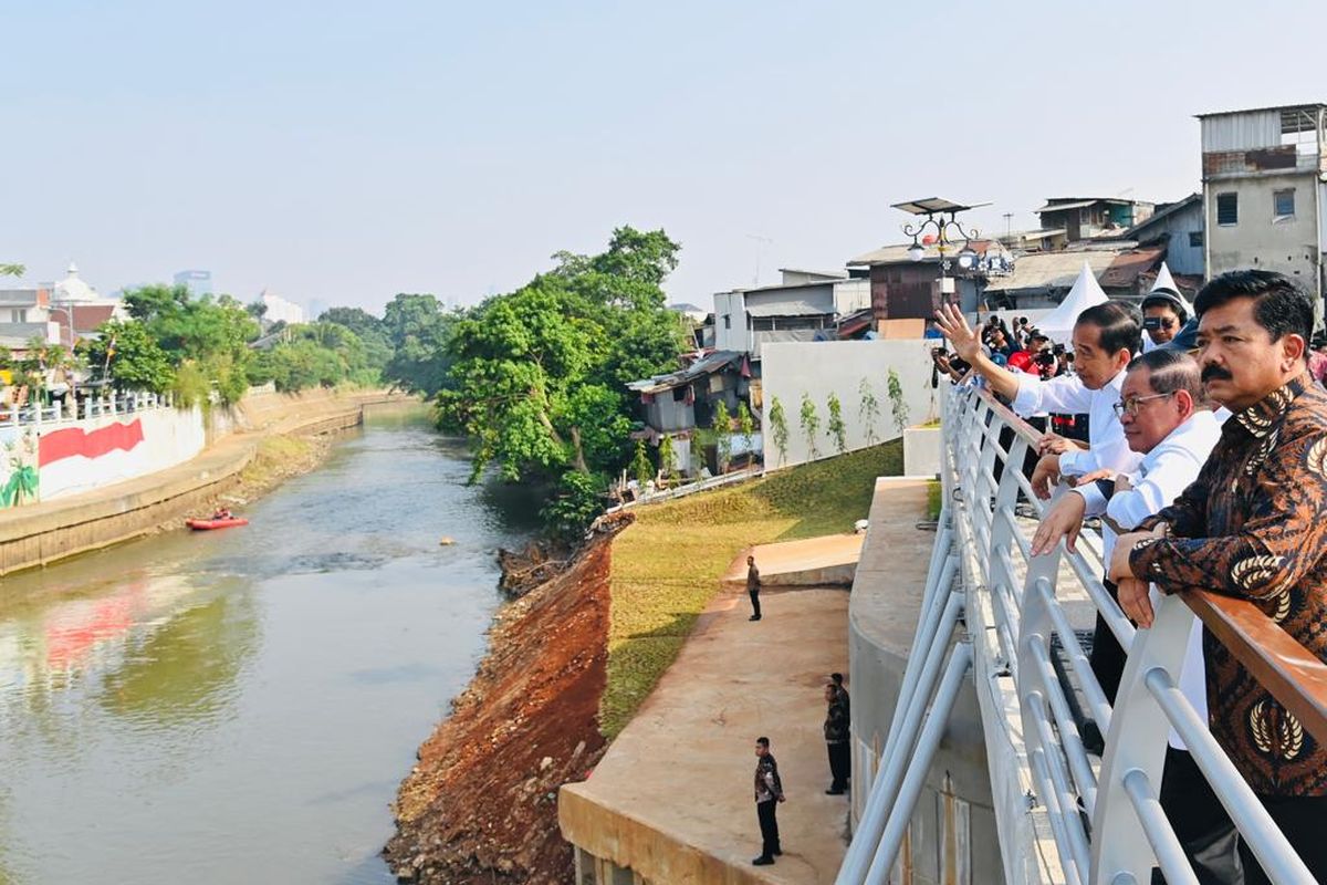 Presiden Joko Widodo didampingi Sekretaris Kabinet Pramono Anung serta Menteri Agraria dan Tata Ruang Hadi Tjahjanto memandangi Sungai Ciliwung seusai meresmikan sodetan Sungai Ciliwung-Kanal Banjir TImur, Senin (31/7/2023).