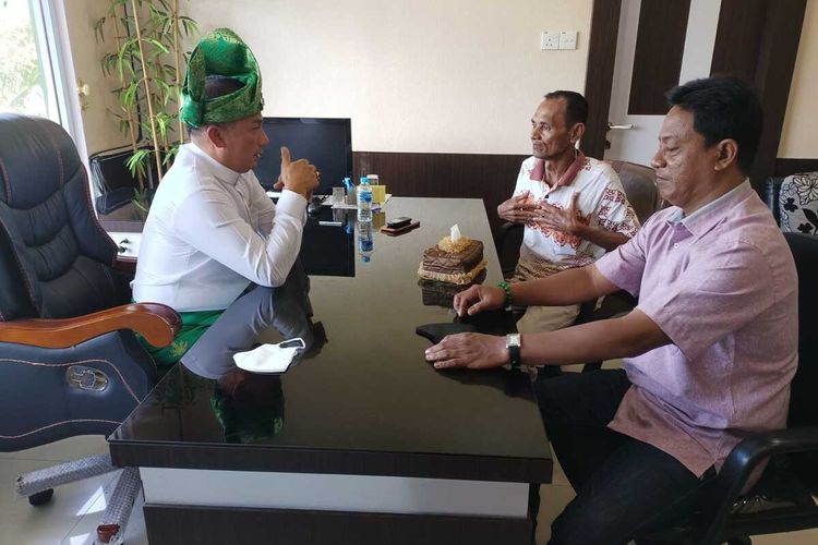 JO (54) yang memakai baju kaos kerah saat bertemu dengan Bupati Kepulauan Meranti, Muhammad Adil (kiri) usai mengamuk dan memecahkan meja kaca, Jumat (14/1/2022).