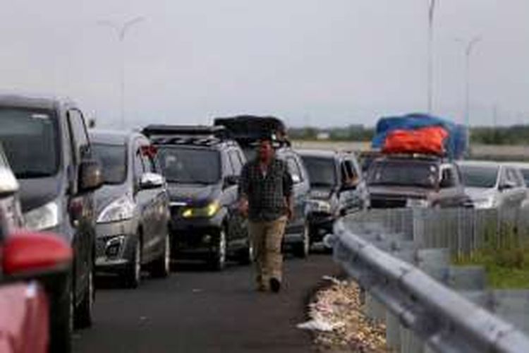 Kemacetan mengular sepanjang 18 kilometer di ruas tol Pejagan - Brebes Timur, Jawa Tengah, Jumat (01/07/2016). Puncak arus mudik diperkirakan terjadi pada H-3 lebaran.