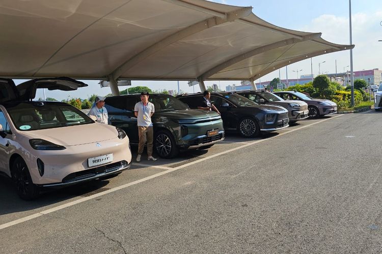 Mobil listrik Aion dan Hyptec dalam sesi test ride di pusat penelitian dan pengembangan GAC Group di wilayah Panyu, Guangzhou, China.
