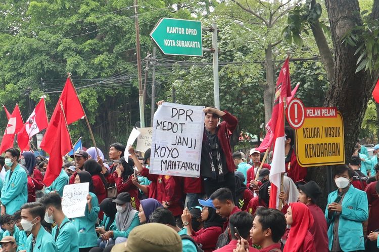 Berbagai poster-poster tuntutan, sindiran hingga galau mewarnai aksi ribuan pendemo yang mengelar demontrasi di Gedung Dewan Perwakilan Rakyat Daerah (DRPD) Kota Solo, Jawa Tengah.