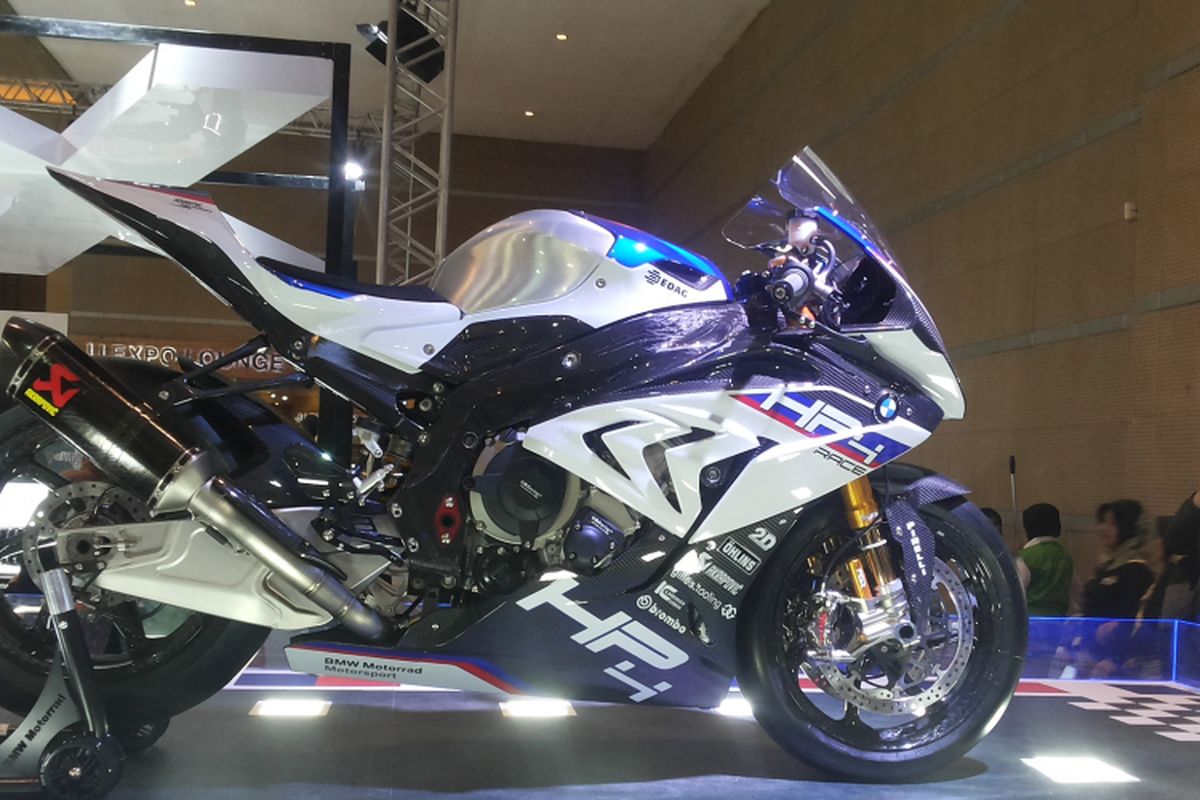 HP4 Race yang diperkenalkan BMW Motorrad di hari pertama ajang Indonesia International Motor Show (IIMS) 2018, di JIExpo Kemayoran Jakarta, Kamis (19/4/2018).