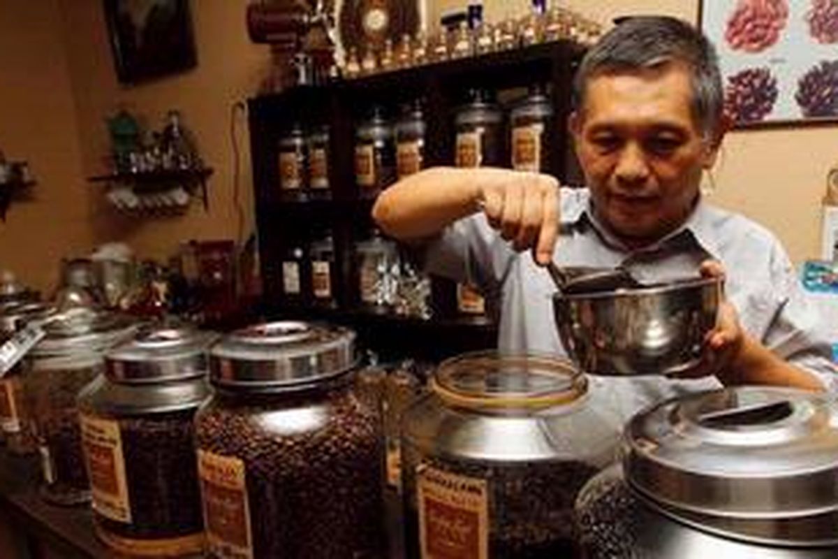 Hadi Lesmono, memilih biji kopi di Graha Kopi miliknya, Bintaro, Pondok Jagung, Tangerang Selatan, Kamis (9/2/2012). Bermula dari hobi meminum kopi, Hadi kemudian mulai mengumpulkan aneka biji kopi nusantara. Beberapa kopi nusantara seperti kopi Sidikalang, Papua, Toraja dan Luwak ada di warung kopi miliknya. 