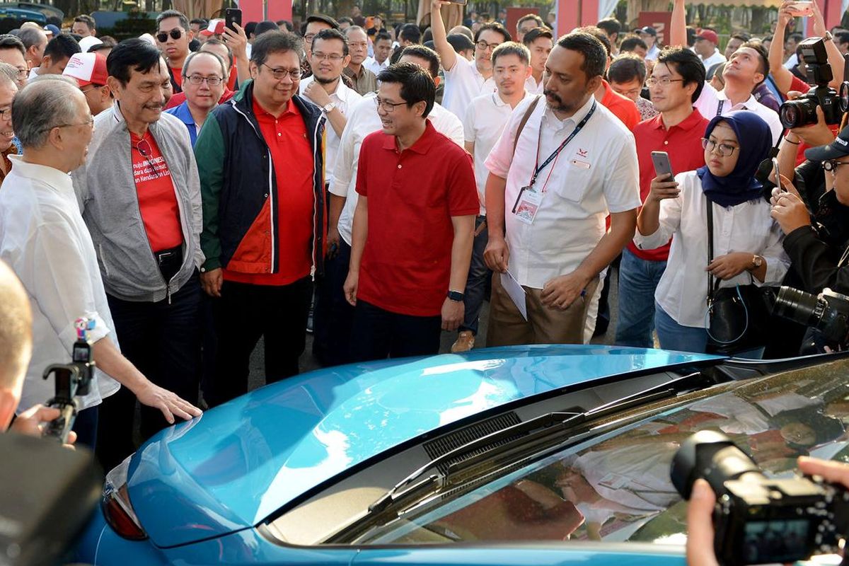 Toyota Meriahkan Pameran dan Parade Kendaraan Listrik-Menteri Koordinator Bidang Kemaritiman Indonesia Luhut Binsar Panjaitan dan Menteri Perindustrian Airlangga Hartarto berbincang dengan Wakil Presiden Direktur TAM Henry Tanoto (tengah) di depan mobil Prius Plug-In Hybrid Electric Vehicle (PHEV) salah satu mobil elektrfikasi Toyota yang ditampilkan pada acara Pameran dan Parade Kendaraan Bermotor  (Listrik) di Silang Monas Jakarta, Sabtu (31/8).