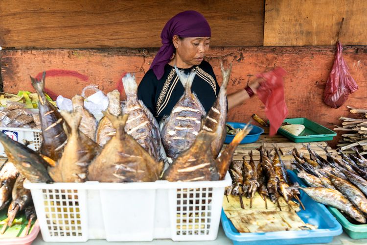 Ilustrasi penjual ikan asap di pasar tradisional. 