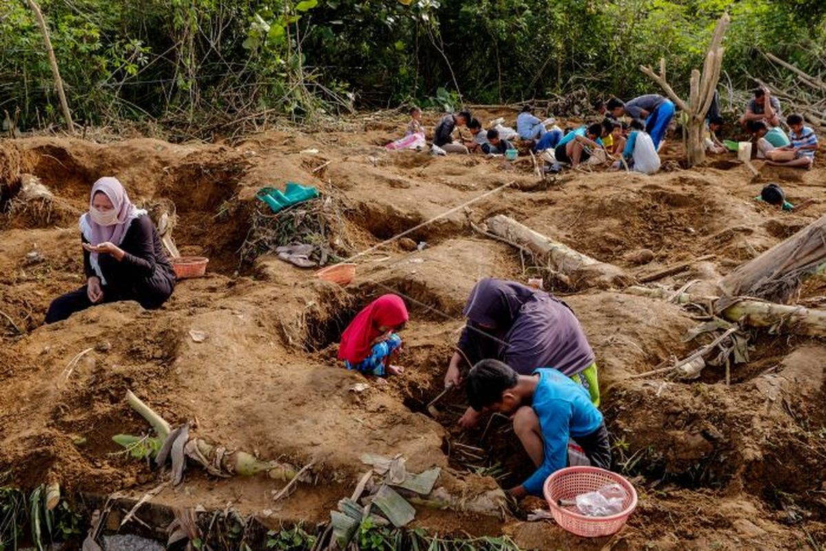 Sejumlah orang mencari batu rak yang memiliki kandungan timah di Desa Kimak, Kabupaten Bangka, Bangka Belitung, Jumat (5/2/2021). Menurut pengakuan warga setempat, batu-batu tersebut dijual dengan harga Rp17.500 hingga Rp25 ribu per kilogram kepada pengepul.