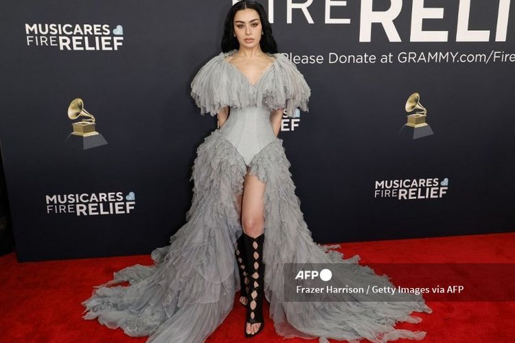 Charli XCX di ajang penghargaan musik bergengsi Grammy Awards ke-67, di Crypto.com Arena, Los Angeles, pada Minggu (2/2/2025)