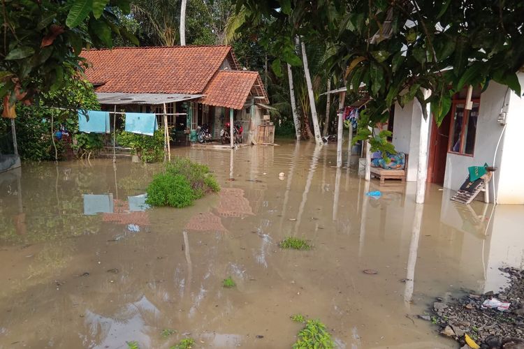 Banjir merendam permukiman warga di Dusun Cikerang, Desa/Kecamatan Bantarsari, Kabupaten Cilacap, Jawa Tengah, Jumat (1/3/2024) pagi.