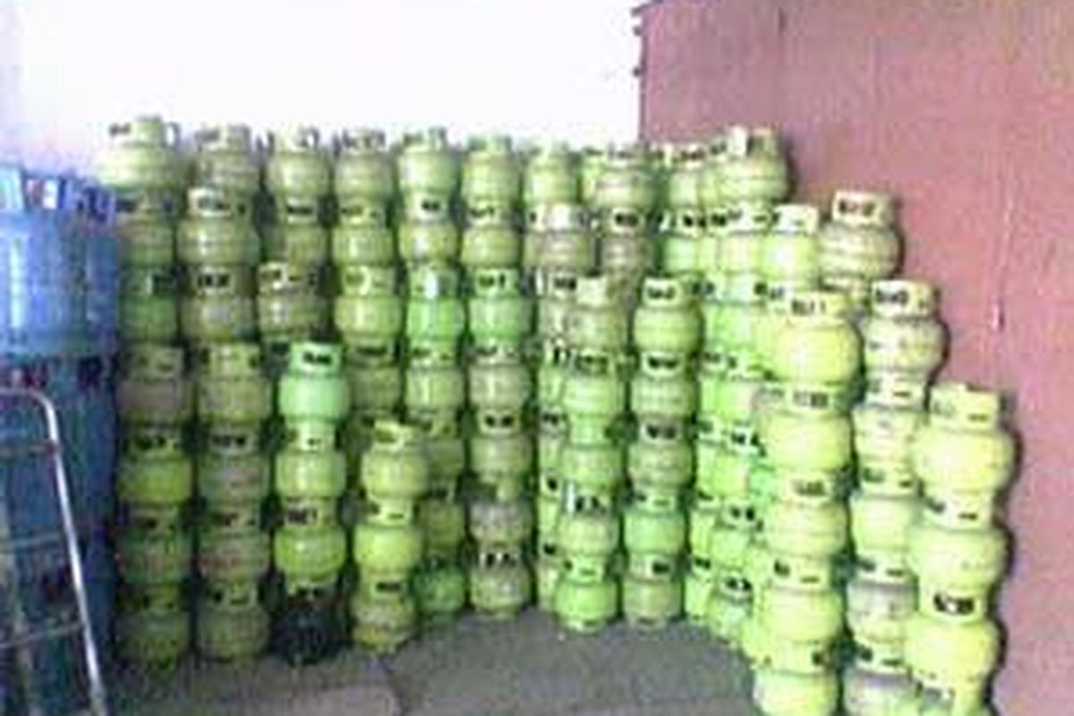 Jika elpiji jadi diganti DME, (dimetil eter), kompor dan tabung gas yang baru saja dibagikan itu akan diganti lagi dengan kompor dan tabung DME yang baru. Pertamina akan membagikannya kepada masyarakat dengan cuma-cuma.