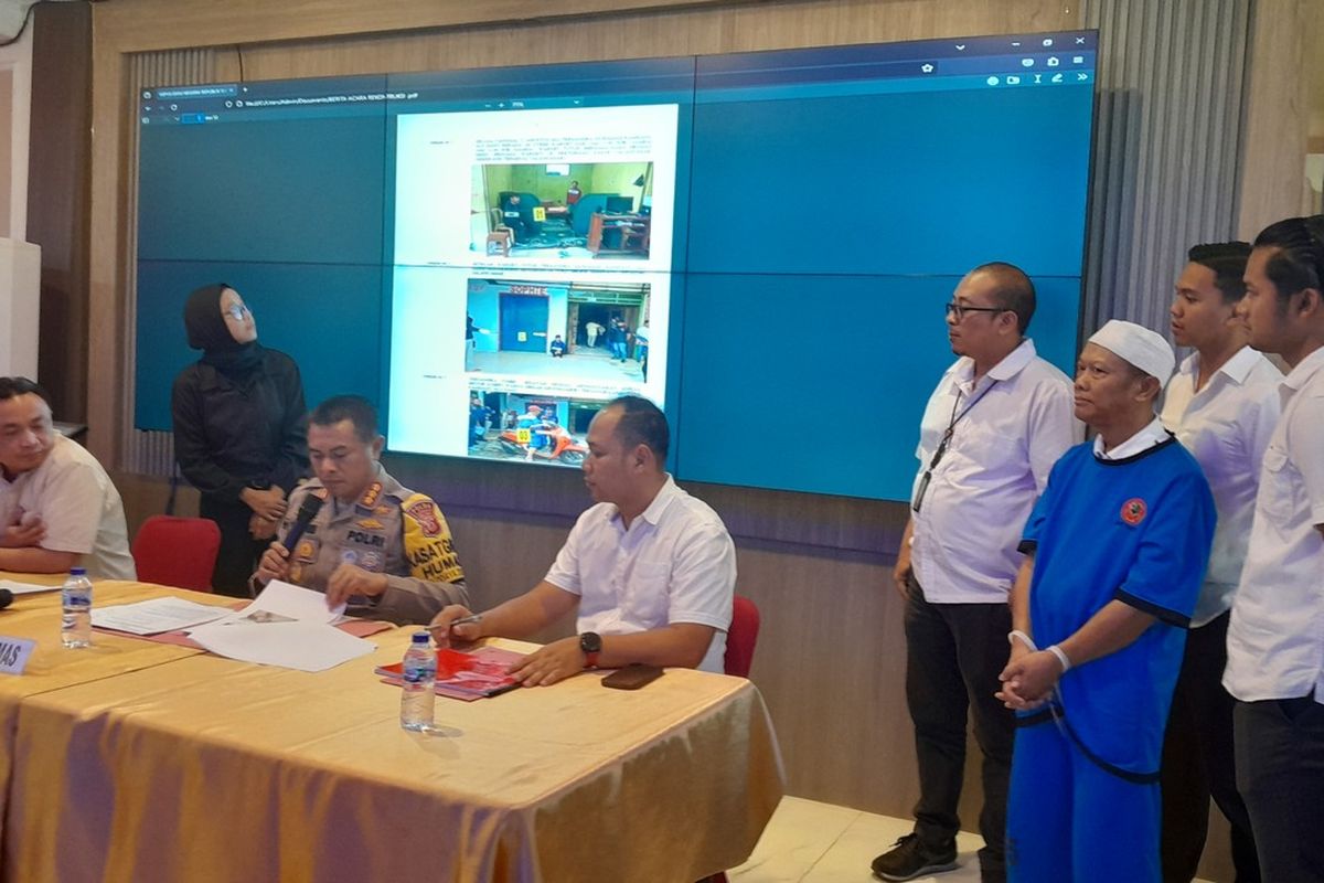 Polda Jabar tengah merilis pengungkapan pembunuhan ibu dan anak di subang, di Mapolda Jabar, Rabu (6/12/2023). Adapun salah satu tersangka yosep dihadirkan dalam rilis tersebut.