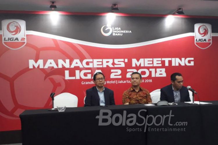 Plt Ketum PSSI, Joko Driyono, bersama dengan Direktur Utama PT LIB, Berlinton Siahaan, dan COO PT LIB, Tigorshalom Boboy, selepas Manajer Meeting Liga 2 di Hotel Grand, Kemang, Jakarta Selatan, Senin (16/4/2018).