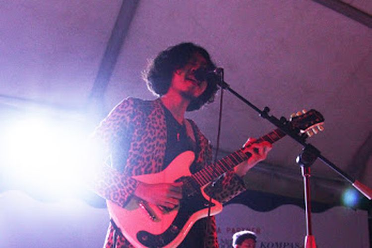 Penyanyi Pamungkas bernyanyi di acara penutupan Co-Fest, Jumat (15/11/2019), di Bintaro, Tangerang Selatan