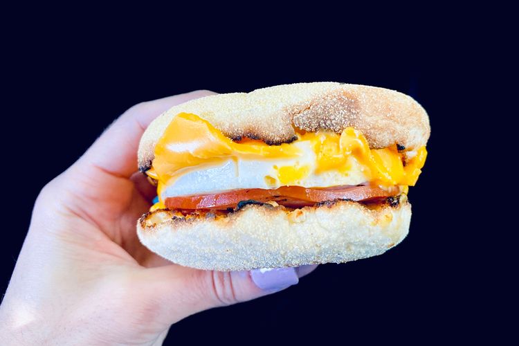 Ilustrasi Egg McMuffin terdiri dari English Muffin, telur, bacon, dan keju. 