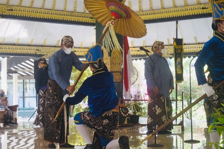 Prosesi prosesi Kirab Bedhol Projo yang menjadi bagian dari perayaan hari jadi Kabupaten Sleman ke-106.

