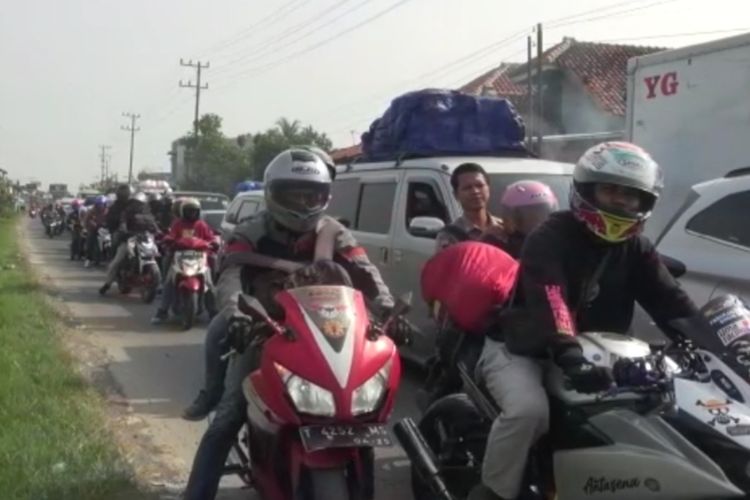 Pemudik motor dan mobil memadati ruas jalur nasional Pejagan-Prupuk Brebes ke arah selatan tujuan Banyumas, Jawa Tengah, Rabu (19/4/2023).