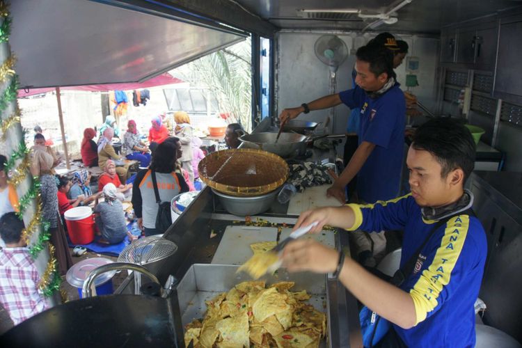 Petugas Dinsos Karawang tengah memasak lauk di dapur umum lapangan Posko Tanjungpakis, Rabu (31/10/2018).

