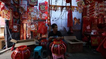 Jadi Penjual Musiman, Untung Raup Untung dari Jual Pernak-pernik Imlek